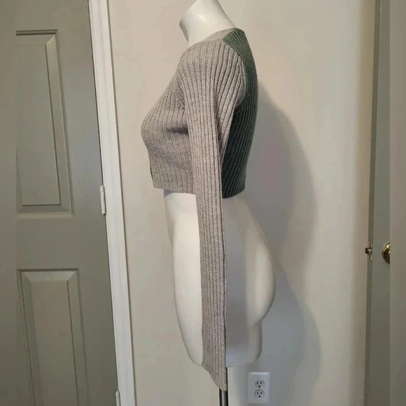 PrettyLittleThing Colorblock Ribbed Cropped Cardigan Petite(4) - Picture 4 of 8
